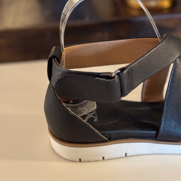 🖤 SOFFT BLACK LEATHER SANDALS! - Picture 5 of 9